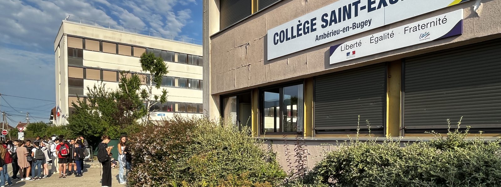 Des élèves de troisième attendent devant leur collège le matin d'une épreuve du brevet
