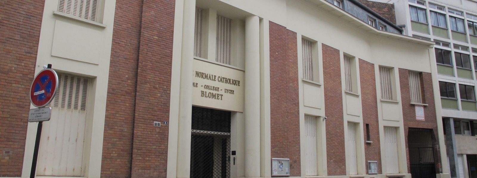 Façade de brique et de pierre de l'École normale catholique Blomet, rue Blomet, Paris 15e