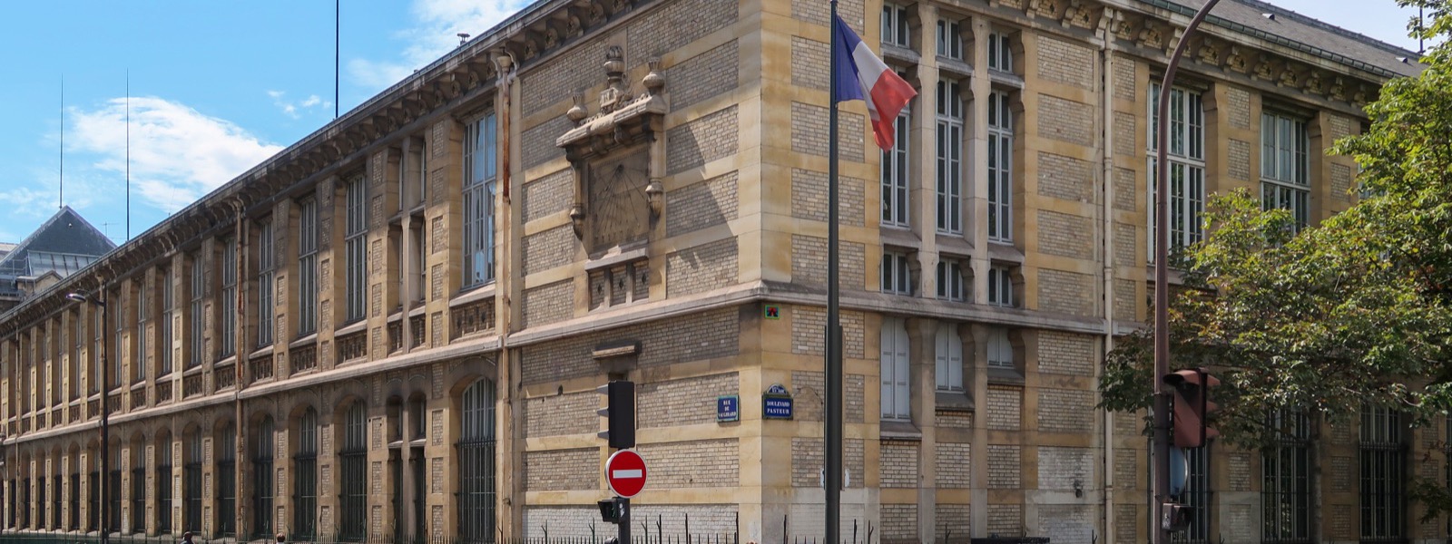 Le bâtiment du lycée Buffon à l'angle de la rue de Vaugirard et du boulevard Pasteur