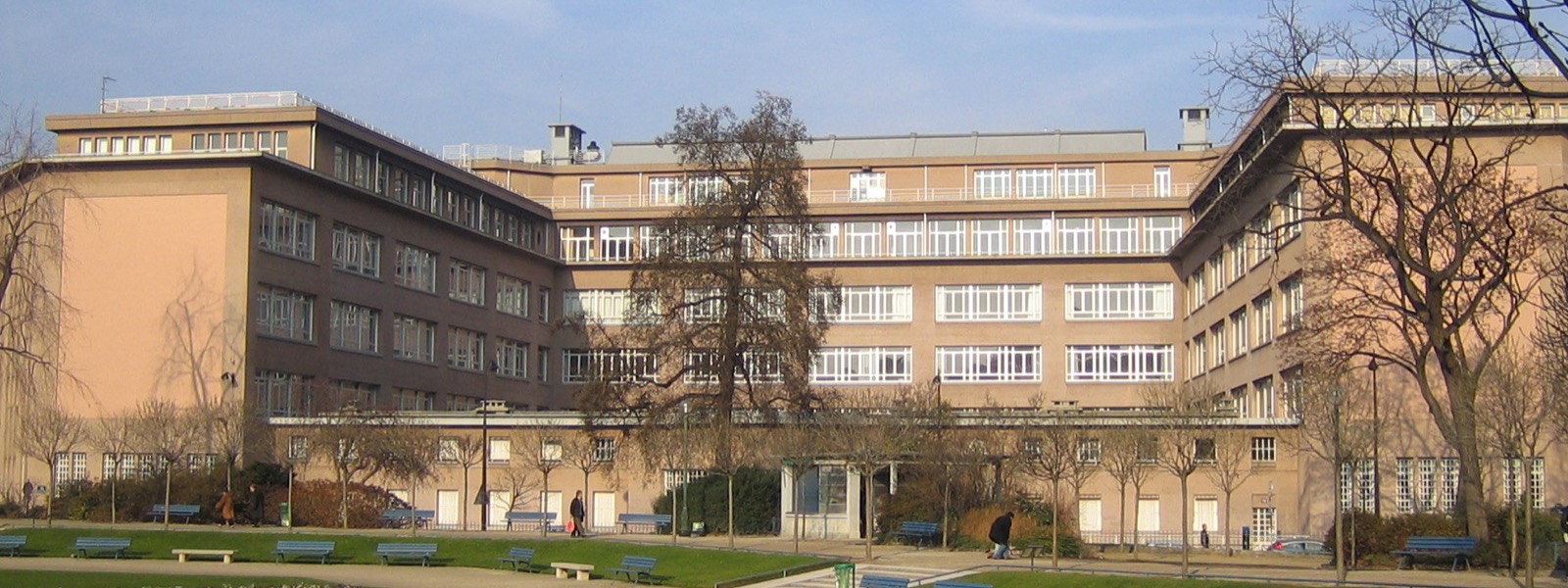 Les bâtiments du lycée Camille-Sée vus depuis les pelouses du square Saint-Lambert