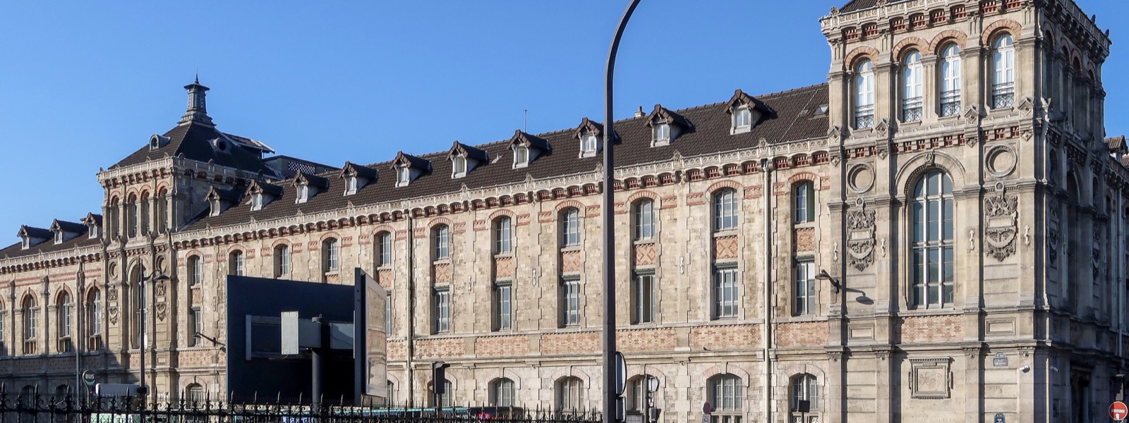 Le lycée Chaptal vu de la rue de Rome, Paris 8e