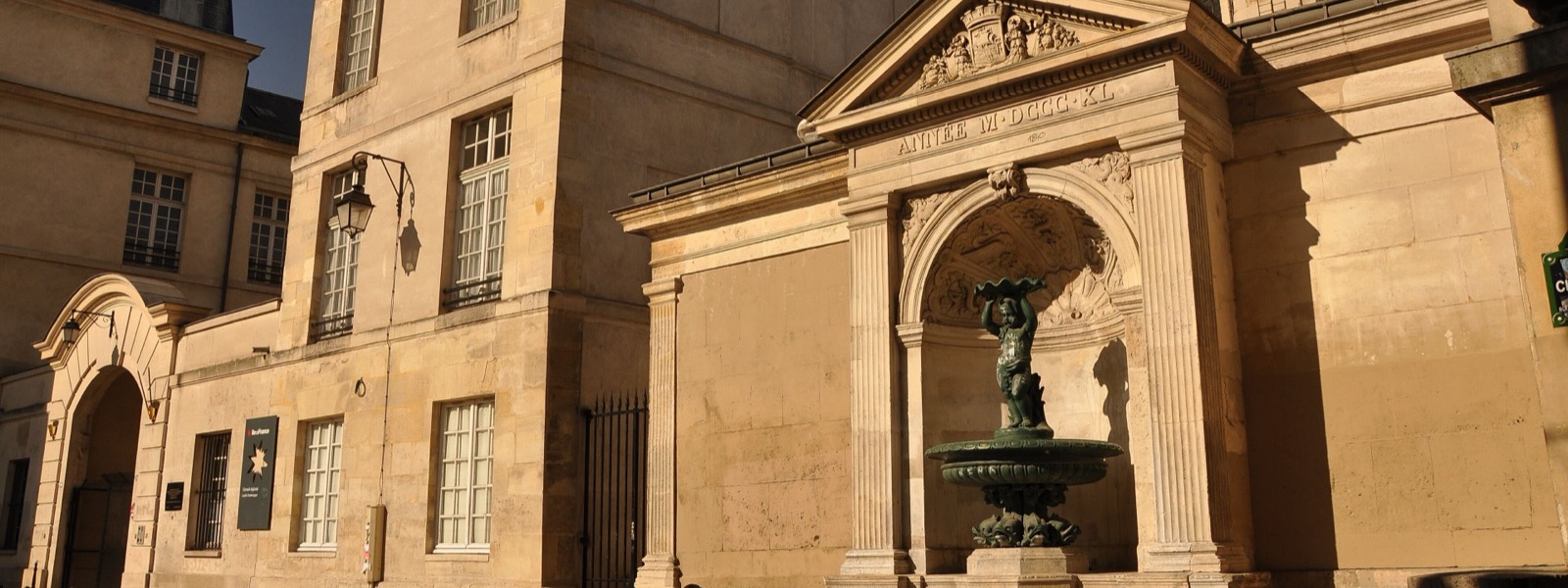 Le lycée Charlemagne et sa fontaine, rue Charlemagne, Paris 4e