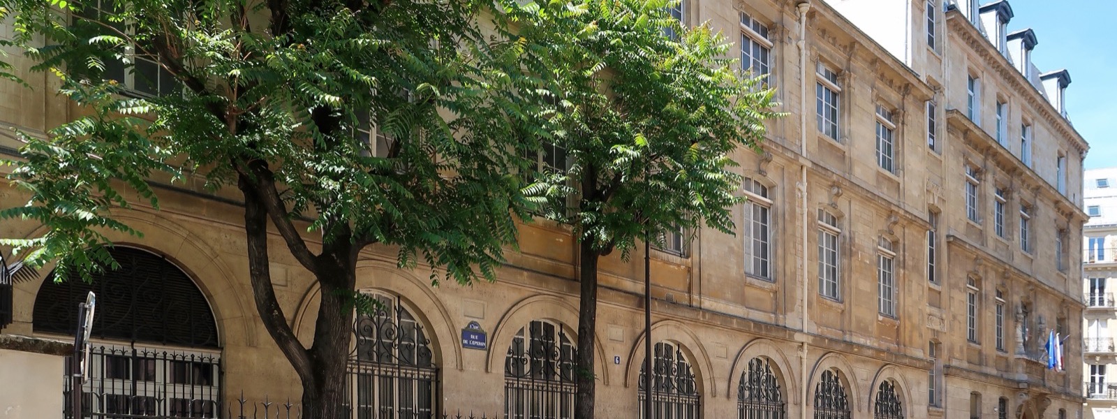 La façade du lycée Fénelon, rue de l'Éperon, avec ses fenêtres en arcade