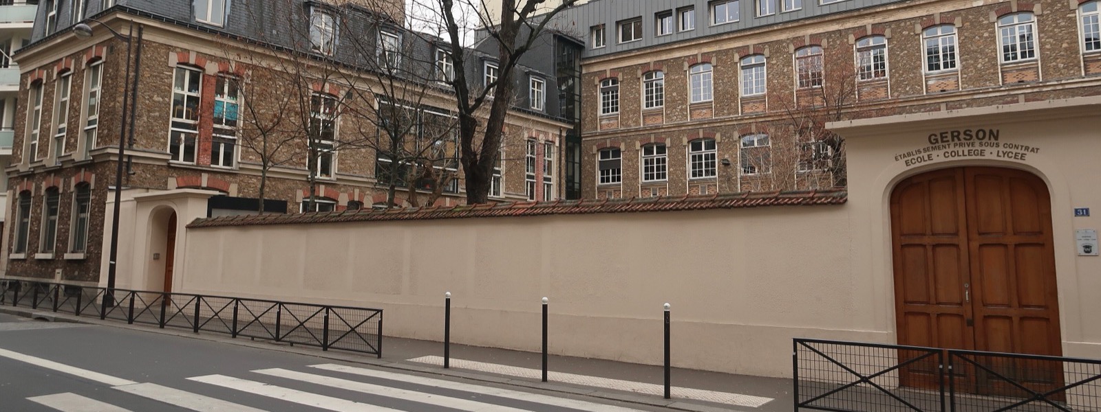 Façade du lycée Gerson et son portail en bois, 31 rue de la Pompe, Paris 16e