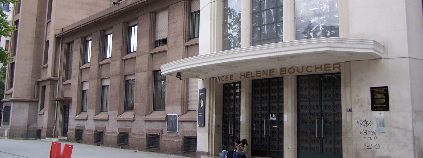 Entrée du lycée Hélène-Boucher, cours de Vincennes, Paris 20e