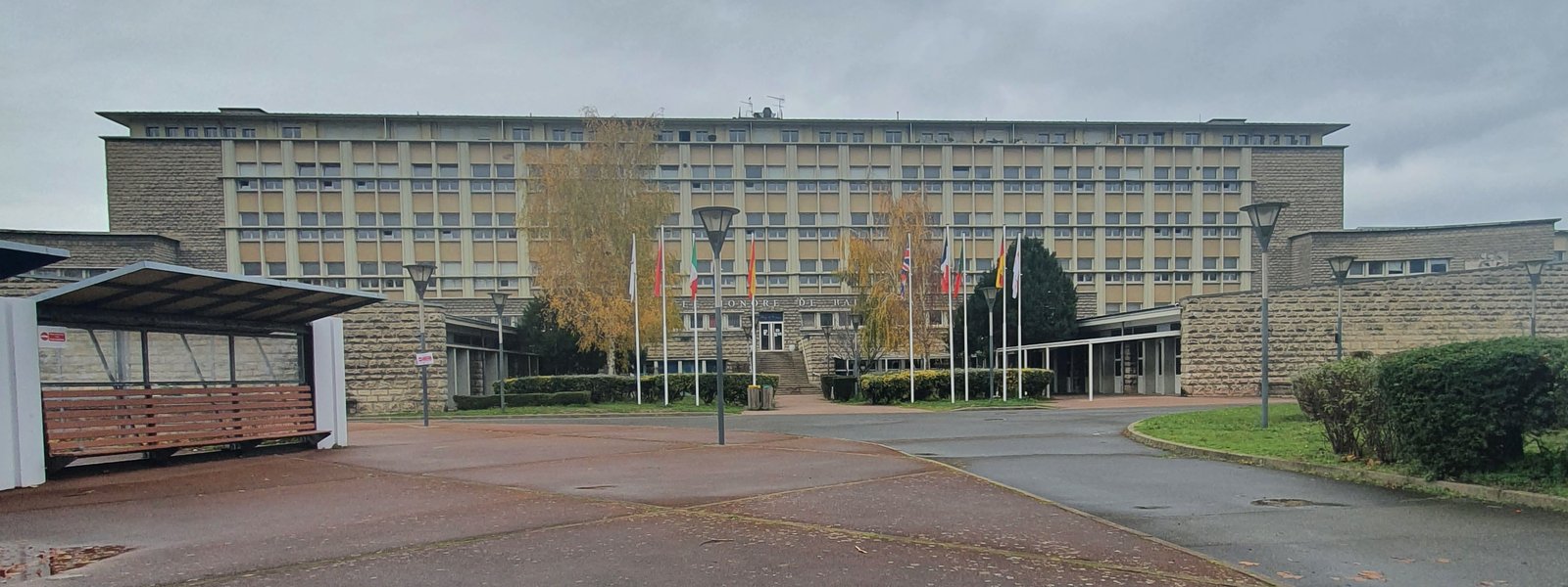 Façade du lycée international Honoré-de-Balzac, boulevard Bessières, avec les drapeaux de ses sections