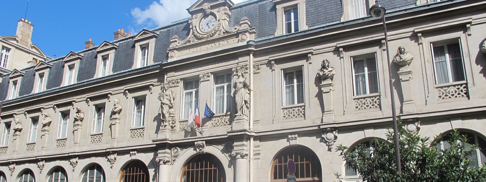 Façade du lycée Janson-de-Sailly, rue de la Pompe, avec son horloge et ses bustes
