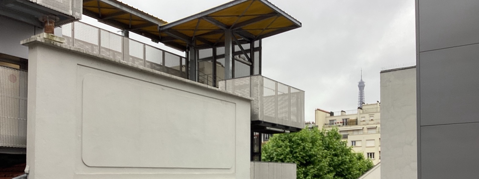 Bâtiments de l'École Jeannine Manuel, rue du Théâtre, Paris 15e, avec la tour Eiffel au fond
