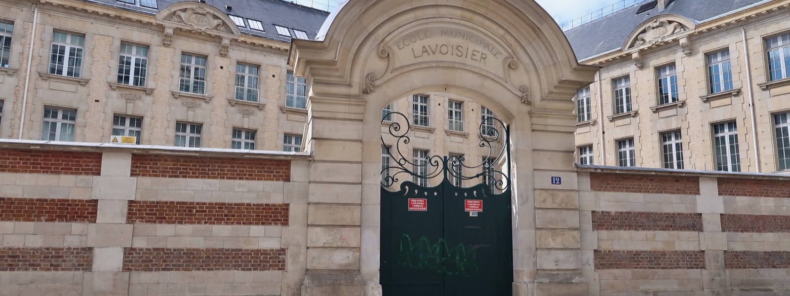 Le portail de l'ancienne école municipale Lavoisier, devant les bâtiments du lycée