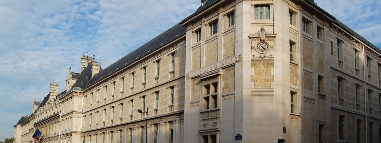 La façade du lycée Louis-le-Grand, rue Saint-Jacques, avec son horloge d'angle