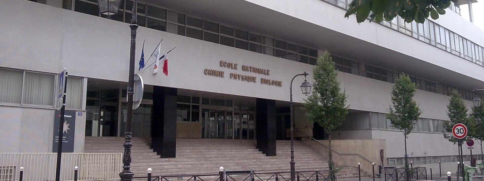 Entrée du lycée Pierre-Gilles-de-Gennes, bâtiment blanc à l'inscription « École nationale chimie physique biologie »