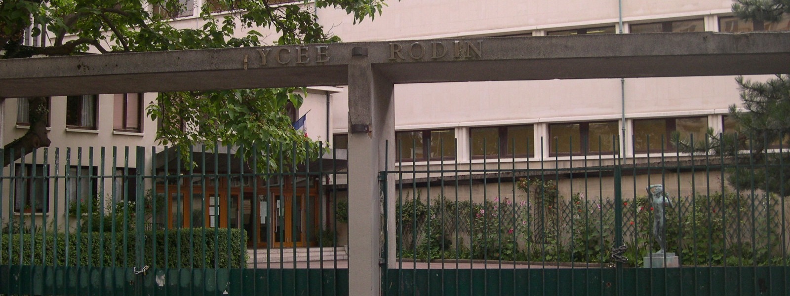 Le portail du lycée Rodin, rue Corvisart, avec le nom du lycée gravé sur le linteau