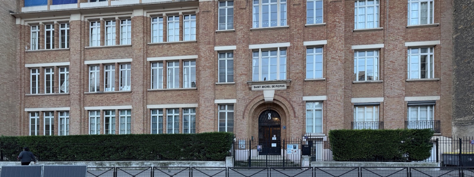 Façade de brique de l'ensemble scolaire Saint-Michel de Picpus, Paris 12e