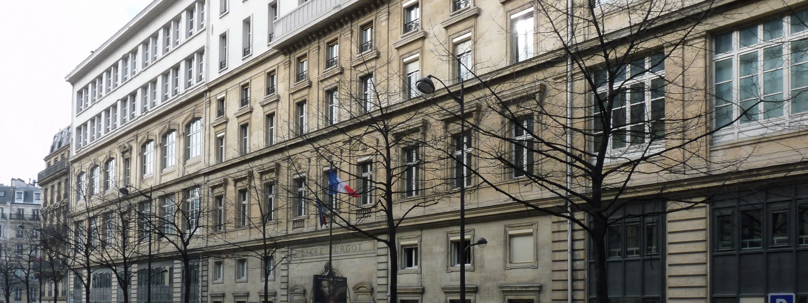 Longue façade du lycée Turgot rue de Turbigo, avec l'inscription Lycée Turgot au-dessus de l'entrée