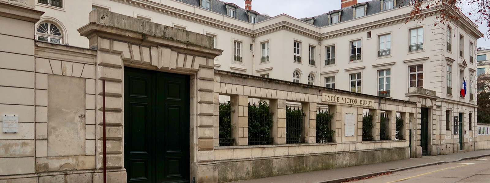 Le lycée Victor-Duruy vu du boulevard des Invalides, son portail et son enseigne