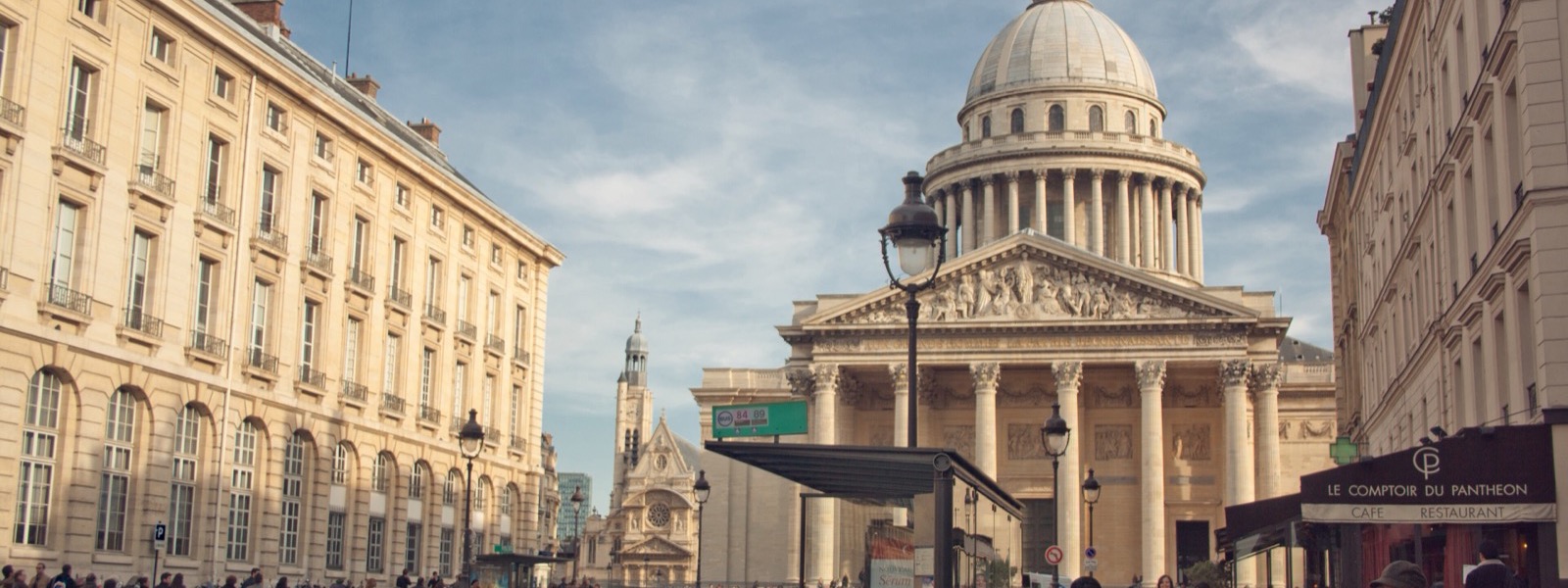 Le Panthéon vu de la rue Soufflot, au cœur du Quartier latin