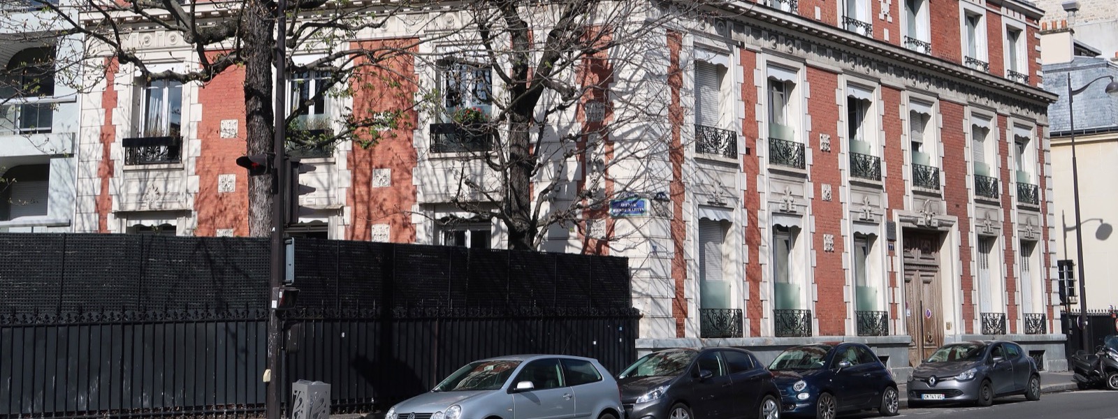 Immeuble en brique et pierre au 77 rue de la Pompe, angle de l'avenue Henri-Martin, Paris 16e